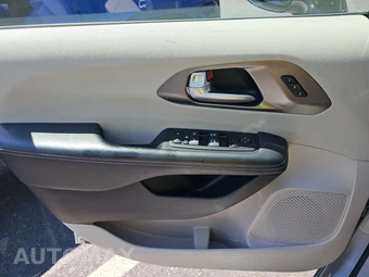 2024 Chrysler Pacifica Touring L 121.6" WB - miniatura 9