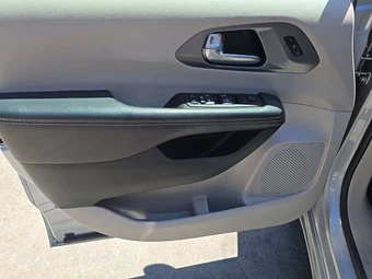 2024 Chrysler Pacifica Touring L 121.6" WB - miniatura 9