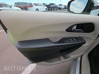 2024 Chrysler Pacifica Touring L 121.6" WB - miniatura 9