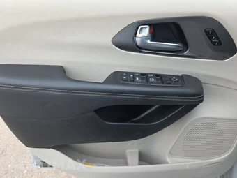2024 Chrysler Pacifica Touring L 121.6" WB - miniatura 9