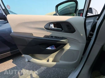 2024 Chrysler Pacifica Touring L 121.6" WB - miniatura 9
