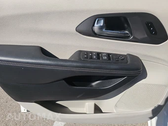 2024 Chrysler Pacifica Touring L 121.6" WB - miniatura 9