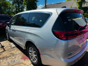2024 Chrysler Pacifica Touring L 121.6" WB - miniatura 3