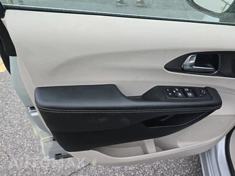 2024 Chrysler Pacifica Touring L 121.6" WB - miniatura 9