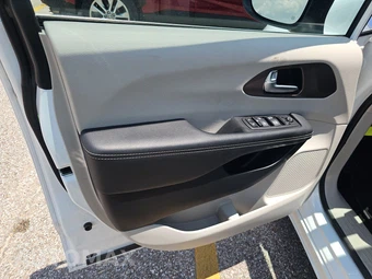 2024 Chrysler Voyager LX 121.6" WB - miniatura 9