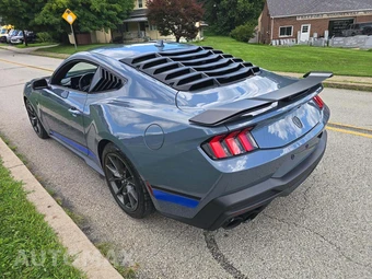 2024 Ford Mustang Dark Horse Coupe - miniatura 2