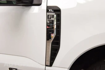 2024 Ford Super Duty F-350 Cab Chassis XL Crew Cab DRW - miniatura 9