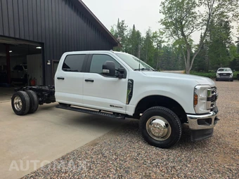 2024 Ford Super Duty F-350 Cab Chassis XL Crew Cab DRW - miniatura 10