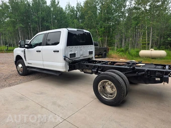 2024 Ford Super Duty F-350 Cab Chassis XL Crew Cab DRW - miniatura 4