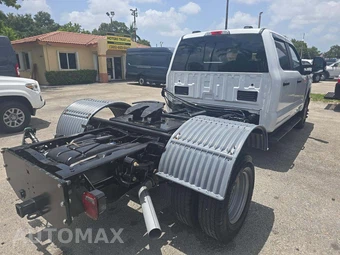 2024 Ford Super Duty F-350 Cab Chassis XL Crew Cab DRW - miniatura 3