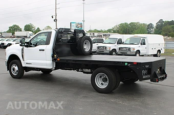 2024 Ford Super Duty F-350 Cab Chassis XLT Regular Cab DRW - miniatura 4