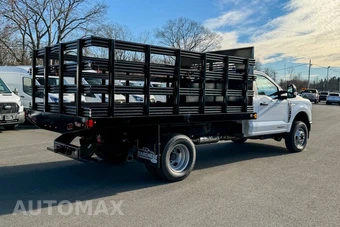 2024 Ford Super Duty F-350 Cab Chassis XLT Regular Cab DRW - miniatura 3