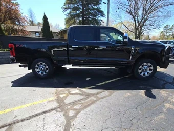 2024 Ford Super Duty F-350 Lariat Crew Cab Medium Bed - miniatura 5