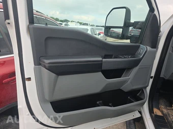 2024 Ford Super Duty F-550 Cab Chassis XLT Crew Cab DRW - miniatura 9