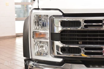 2024 Ford Super Duty F-550 Cab Chassis XLT Crew Cab DRW - miniatura 6