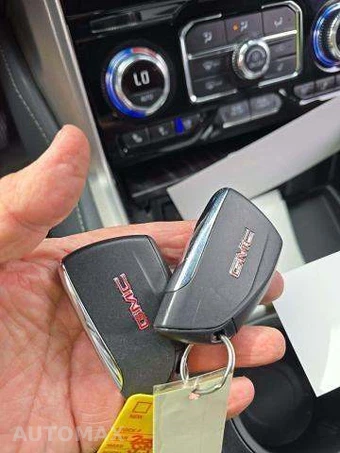 2024 GMC Yukon Denali 5SA - miniatura 9