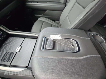 2024 GMC Yukon Denali 5SA - miniatura 8