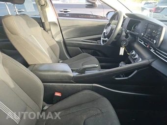 2024 Hyundai Elantra SE – miniatura 8