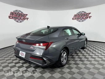 2024 Hyundai Elantra SE - miniatura 7