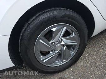 2024 Hyundai Elantra SE - miniatura 10