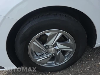 2024 Hyundai Elantra SE - miniatura 8