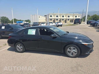 2024 Hyundai Elantra SE - miniatura 4