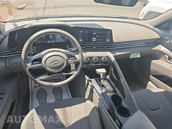 2024 Hyundai Elantra SE - miniatura 8