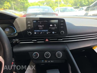 2024 Hyundai Elantra SE - miniatura 10