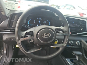 2024 Hyundai Elantra SE - miniatura 10