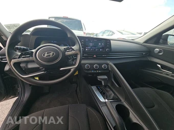 2024 Hyundai Elantra SE - miniatura 11