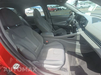2024 Hyundai Elantra SE - miniatura 8