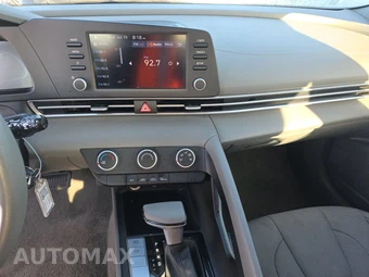 2024 Hyundai Elantra SE - miniatura 17