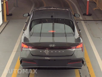 2024 Hyundai Elantra SE - miniatura 5