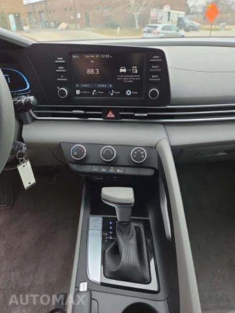 2024 Hyundai Elantra SE - miniatura 10
