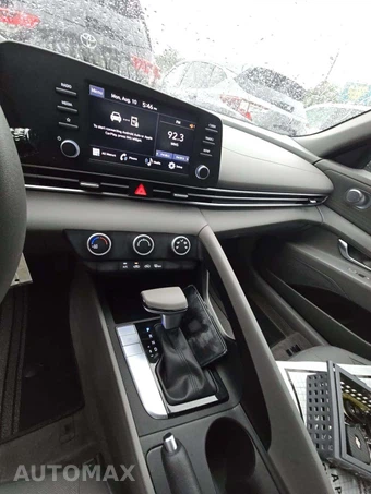 2024 Hyundai Elantra SE - miniatura 10