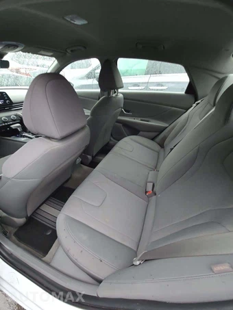 2024 Hyundai Elantra SE - miniatura 13