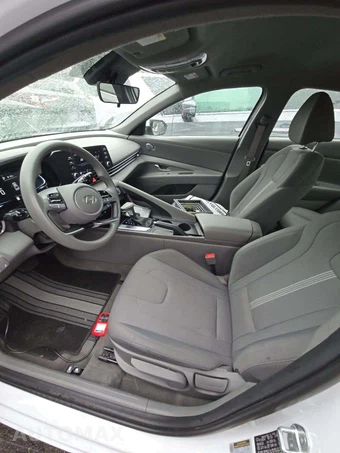 2024 Hyundai Elantra SE - miniatura 6