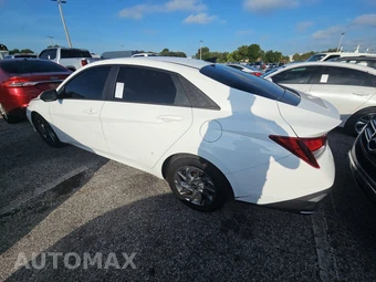 2024 Hyundai Elantra SEL – miniatura 6