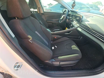 2024 Hyundai Elantra SEL – miniatura 8