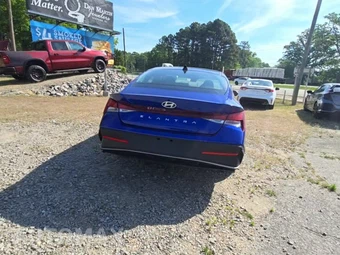 2024 Hyundai Elantra SEL - miniatura 4