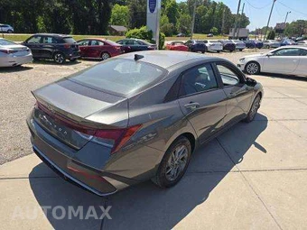 2024 Hyundai Elantra SEL - miniatura 3