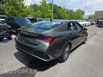 2024 Hyundai Elantra SEL - miniatura 3