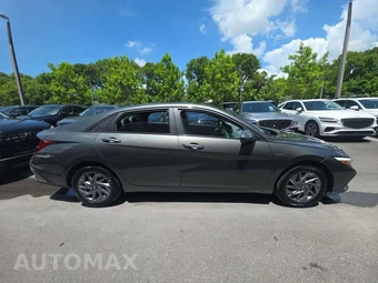 2024 Hyundai Elantra SEL - miniatura 4