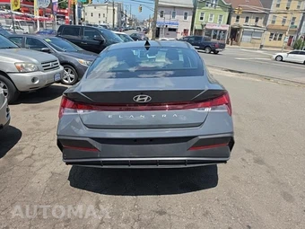 2024 Hyundai Elantra SEL - miniatura 5