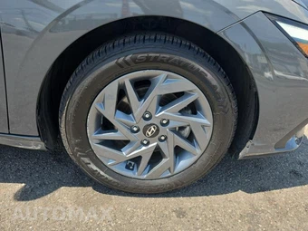2024 Hyundai Elantra SEL - miniatura 9