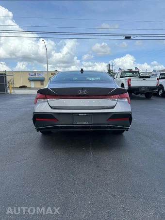 2024 Hyundai Elantra SEL - miniatura 10