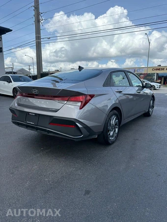 2024 Hyundai Elantra SEL - miniatura 11