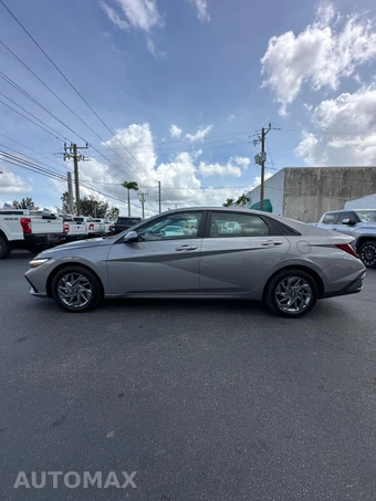 2024 Hyundai Elantra SEL - miniatura 4