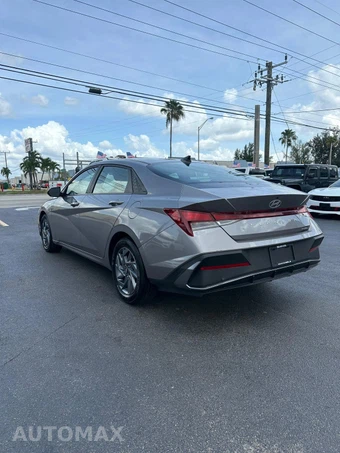 2024 Hyundai Elantra SEL - miniatura 9