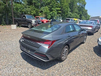 2024 Hyundai Elantra SEL - miniatura 3